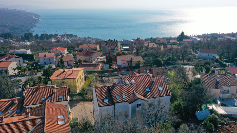 Ekskluzivno obnovljen stan z panoramskim razgledom blizu Opatije