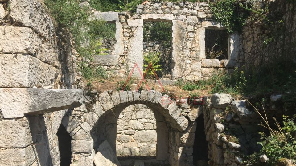 Bribir, zemljište s dvije ruševine