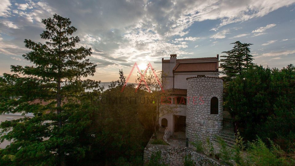 Novi Vinodolski, dvije kuće u centru grada