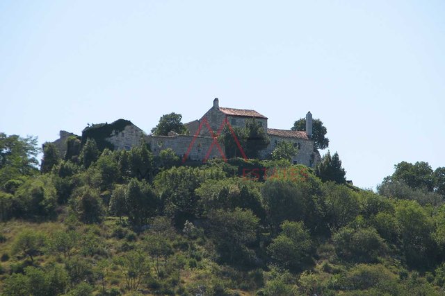 Kaštel, 2 ruševine sa terenom i pogledom na more